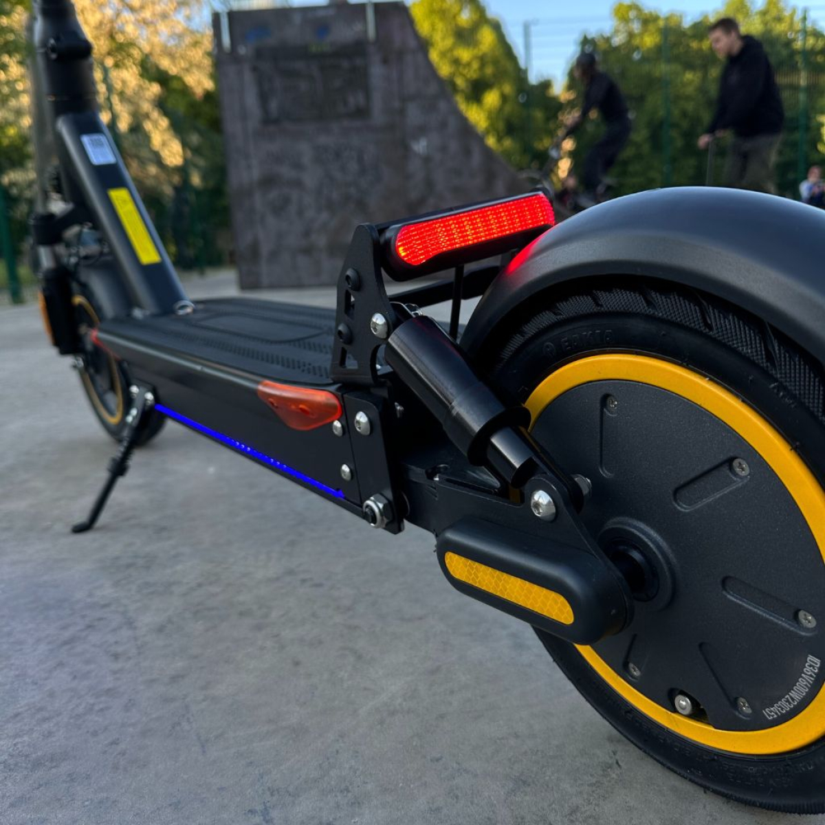 Электросамокат GIANT T6 Turbo 600W 18Ah 2024 чёрный, с передним и задним амортизатором и усиленным аккумулятором, Фото - 4